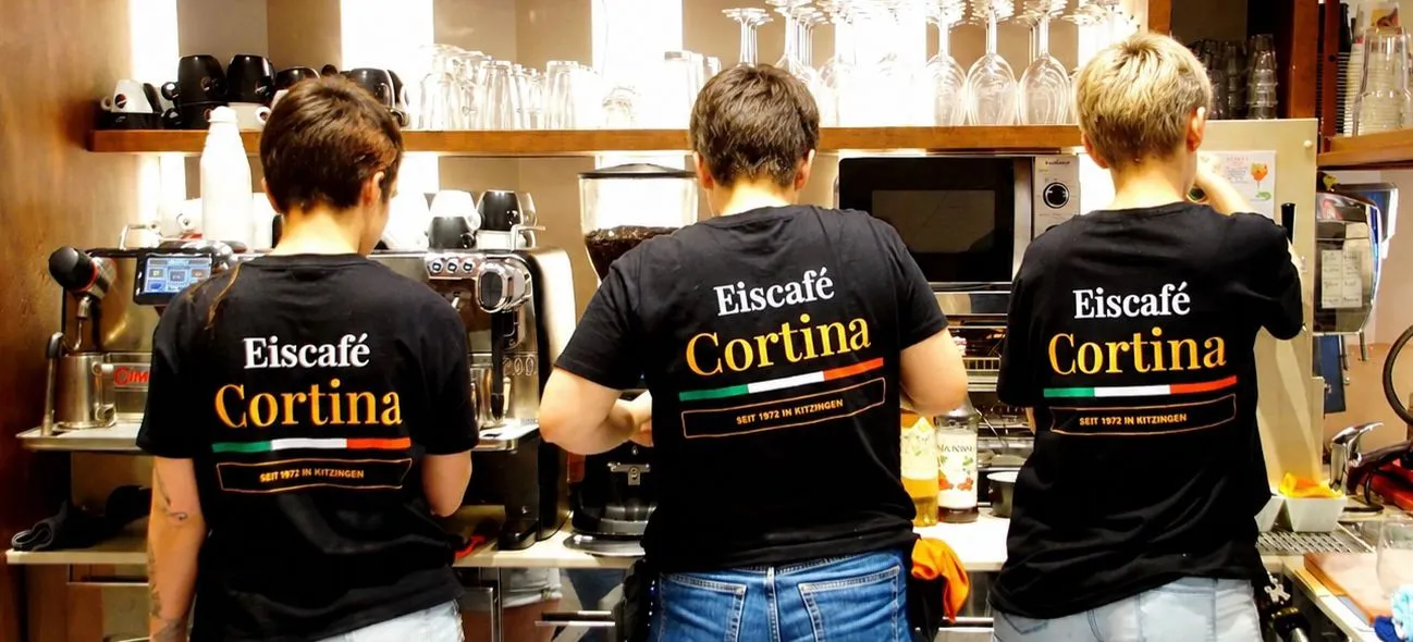 Cortina Team in Logo-Shirts